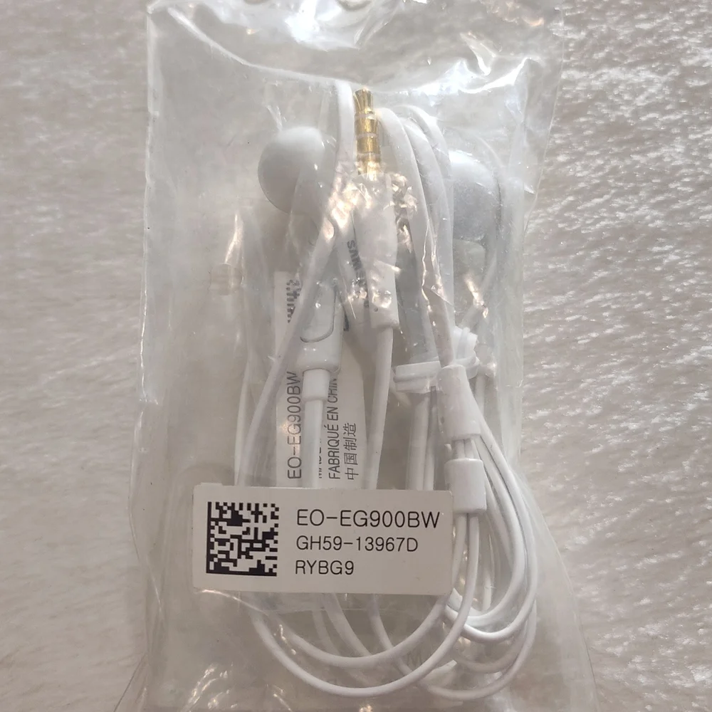 Samsung White Wired Earbuds with Mic